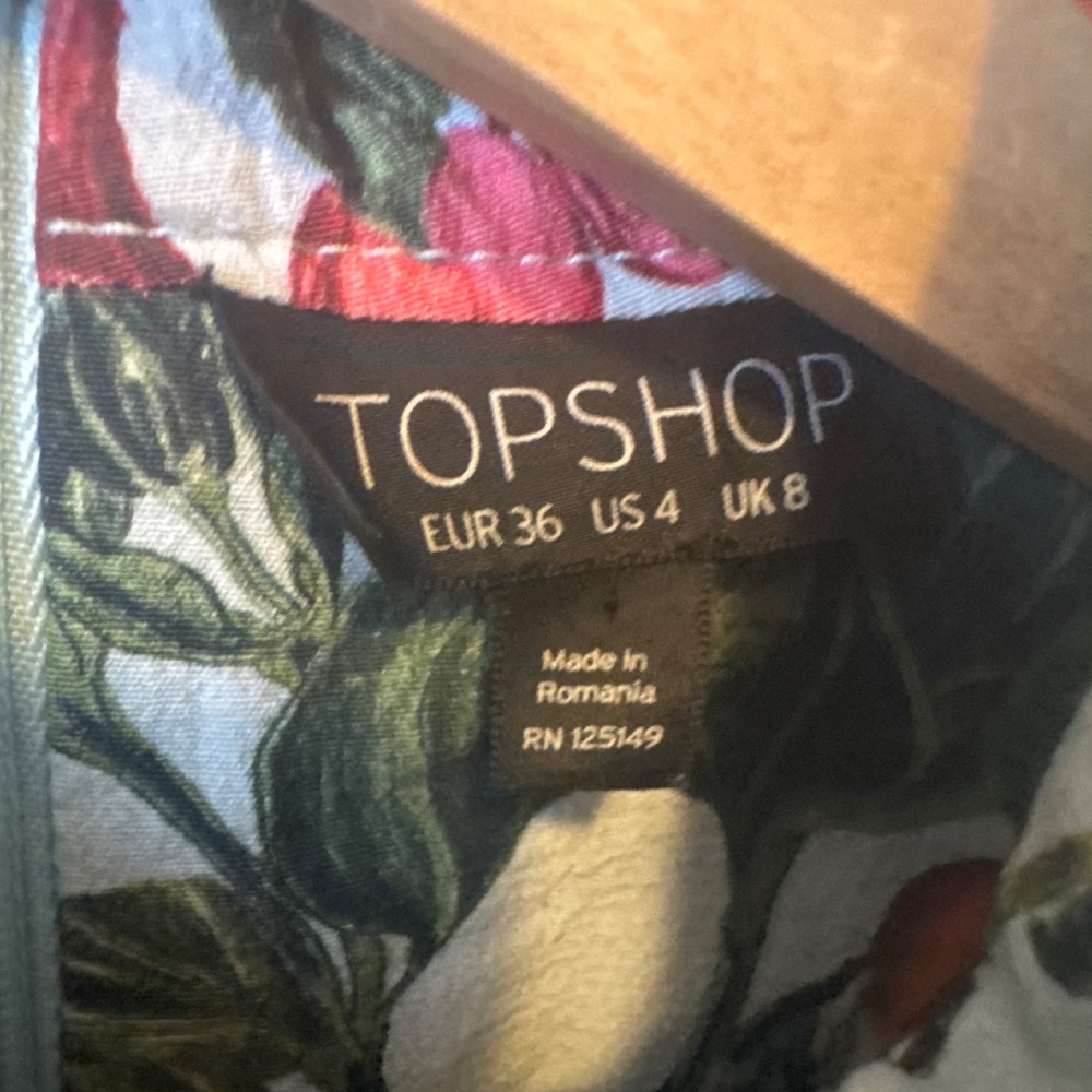 TOPSHOP floral print on a light blue background, mock neck tank blouse - Picture 4 of 7